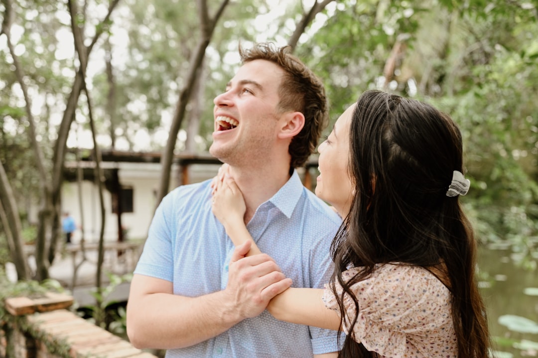 Fröhliches Paar lacht gemeinsam draußen beim Date